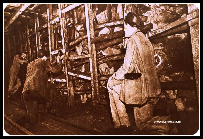 Wil het vervoer goed functioneren dan moeten de steengangen onder een bepaalde helling lopen. Er moet een lijn worden gedreven.De opzichter bij de opmeting Paffen bij de controle van een moetlijn 1948.© Cals/www.gluckauf.nl