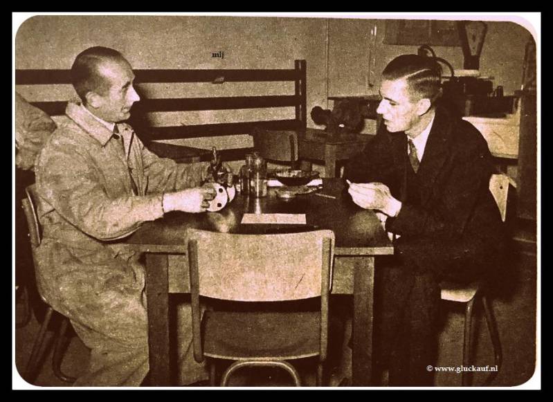 NIEUW! W. Offermans en de heer Cornelissen Georganiseerde chemische opleidingen van de SBB.© Cals/www.gluckauf.nl