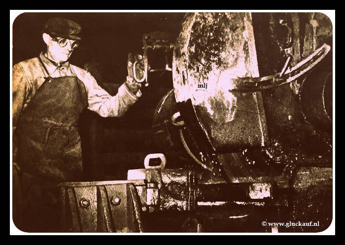 Zager J.Stoffels bedient de koud ijzerzaag.Hiermee wordt materiaal op gevraagde lengte en hoek gezaagd 1949.© Cals/www.gluckauf.nl