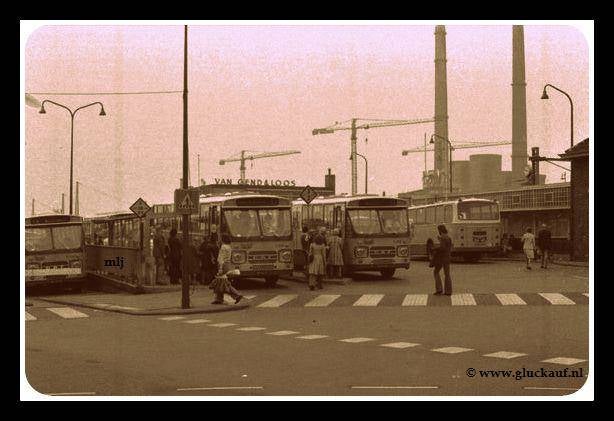 Zeventiger jaren het LTM-busstation.Op de achtergrond de Lange Lies & Lange Jan.© TLM./www.gluckauf.nl