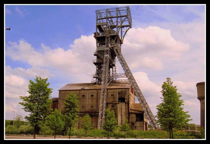 Voormalige mijn Zolder. Met de schacht en de watertoren. © www.gluckauf.nl