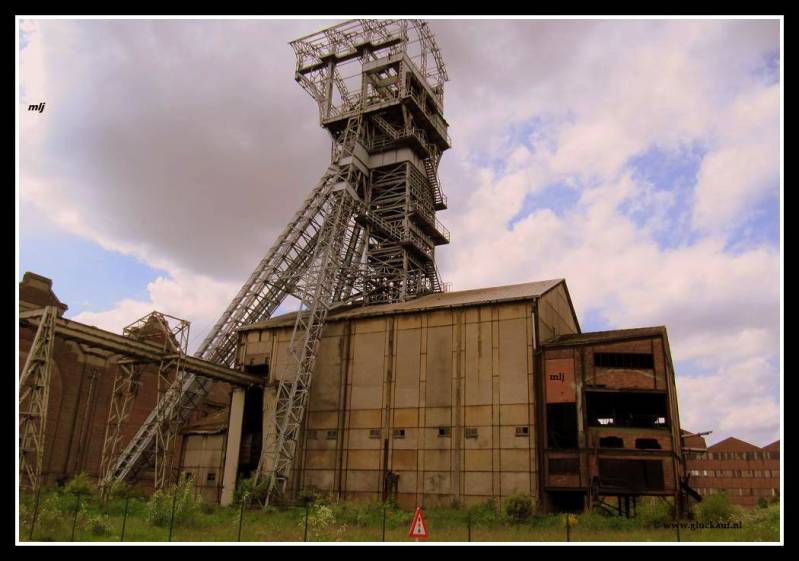 Voormalige mijn Zolder. Met de schacht en de watertoren. © www.gluckauf.nl