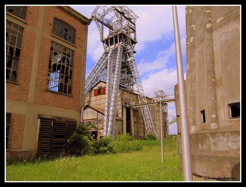 Voormalige mijn Zolder. Met de schacht en de watertoren. © www.gluckauf.nl