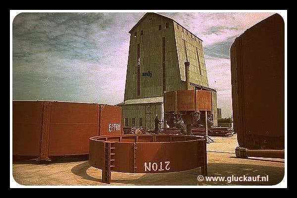 Onderdelen van een rollenboor, op de Staatsmijn Beatrix 1957. © Stm. Beatrix.