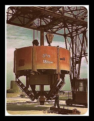 Een rollenboor van 18 ton en had een doorsnede van 5,2 meter. Linksachter op de foto de in aanbouw zijnde schacht. 1957. © Stm. Beatrix./www.gluckauf.nl