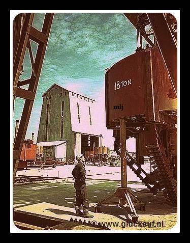 Werklui bij een rollenboor van 18 ton, uit 1957. Op het terrein van de Staatsmijn Beatrix. © www.gluckauf.nl