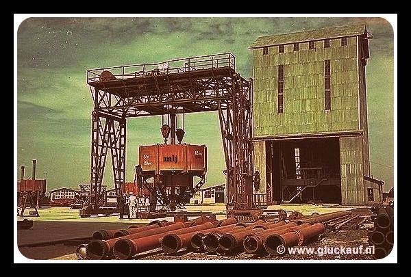 Transport van een rollenboor van 18 ton, op het terrein van de Staatsmijn Beatrix, in 1957.© Stm. Beatrix./www.gluckauf.nl