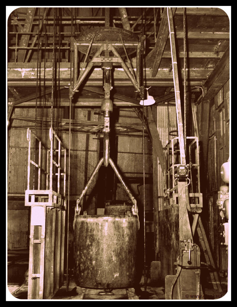 De ton waar arbeiders / Mijnwerkers mee om laag gingen in de voormalige Mijn Beatrix. © www.gluckauf.nl