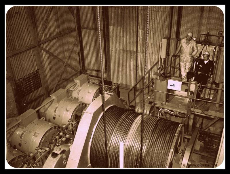 Een opzichter en een machinist aan het werk bij de hijstrommel van de Staatsmijn Beatrix. © www.gluckauf.nl