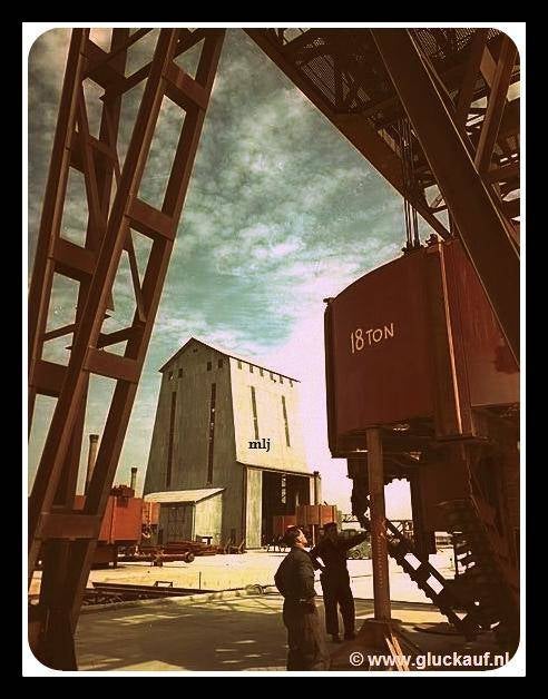 Een rollenboor van 18 ton en had een doorsnede van 5,2 meter. Linksachter op de foto de in aanbouw zijnde schacht. 1957.© Stm. Beatrix./www.gluckauf.nl