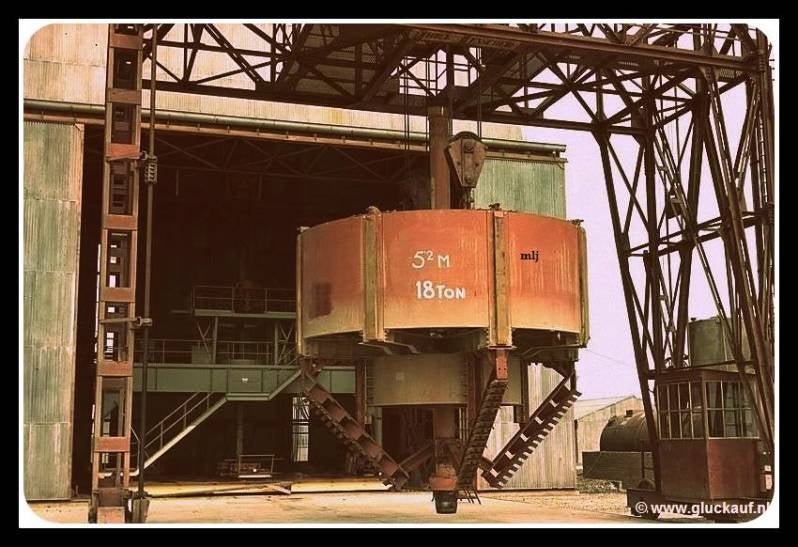 Transport van een rollenboor van 18 ton en een doorsnede van 5,2 meter. Uit 1957.© www.gluckauf.nl