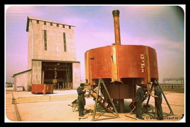 Lassers aan het werk aan een rollenboor van 13,5 ton. uit 1957.© www.gluckauf.nl