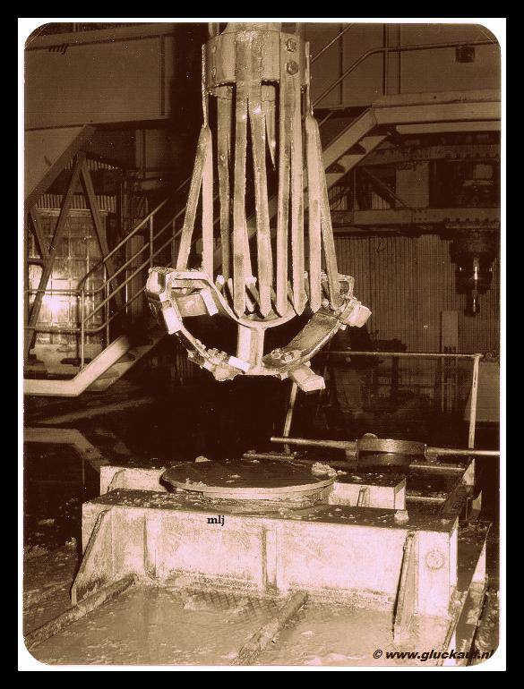 Boorkroon gebruikt op de Stm. Beatrix. Deze was afgebroken en moest vervangen worden. © www.gluckauf.nl