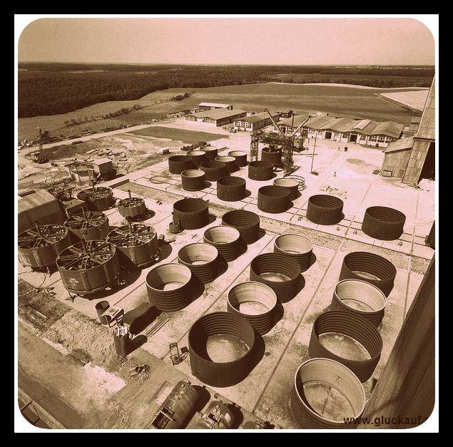 Opslagterrein van de voormalige Staatsmijn Beatrix. Op de rechterkant van de foto liggen de schachtringen klaar. © www.gluckauf.nl