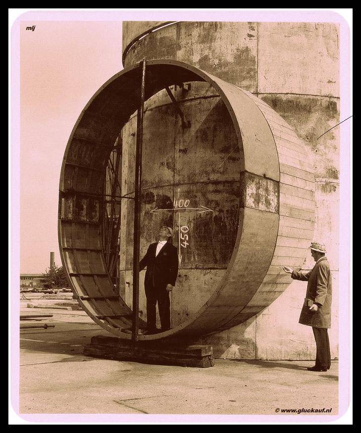 Op het voormalige terrein van de Stm. Beatrix laggen deze grote schacht ringen, worden bekeken door ing.© Stm.Beatrix./www.gluckauf.nl