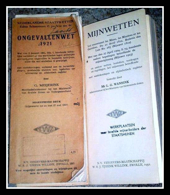 Twee boekjes van TWZ ( werkplaatsen voor invalide Mijnarbeiders der Staatsmijnen). 1 boekje gaat over ongevallenwet 1921 en het andere boekje over Mijnwetten 1903.© TWZ./www.gluckauf.nl