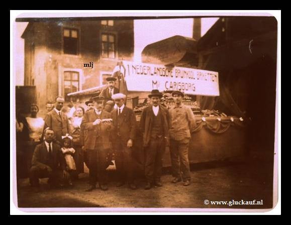 NIEUW! Medewerkers Bruinkool groeve Carisborg, bij hun wagen vermoedelijk voor de parade 25 jaar Staatsmijnen. © www.gluckauf.nl
