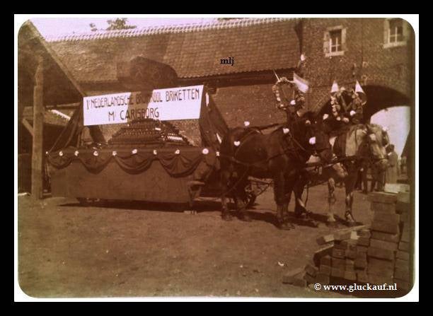 NIEUW! Medewerkers Bruinkool groeve Carisborg, bij hun wagen vermoedelijk voor de parade 25 jaar Staatsmijnen. © www.gluckauf.nl