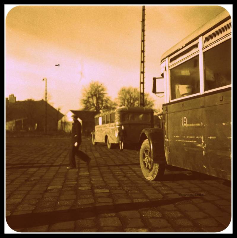 Busvervoer voor de mijnwerkers van de Staatsmijn Emma 1945. Op de achtergrond staat een Duitse leger bus. Die ook werd gebruikt voor vervoer. © www.gluckauf.nl