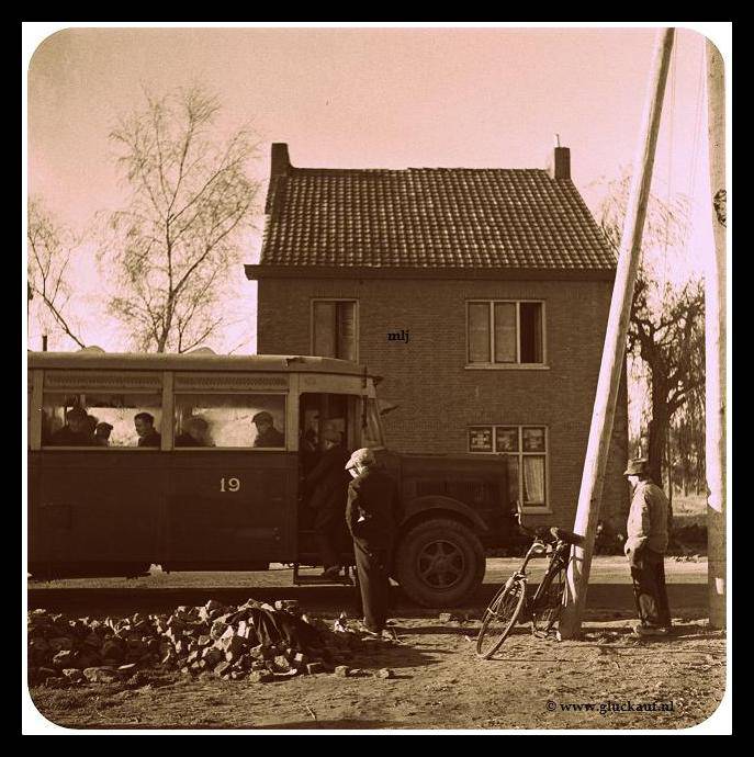 Busvervoer naar Stm. Emma 1 nov.1945. Tijdens de oorlog en daarna heeft de Staatsmijnen met LTM samen gewerkt ivm busvervoer. © www.gluckauf.nl