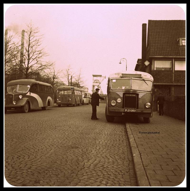 Mijnwerkers stappen uit de bus in 1945 Staatsmijn Emma. © www.gluckauf.nl