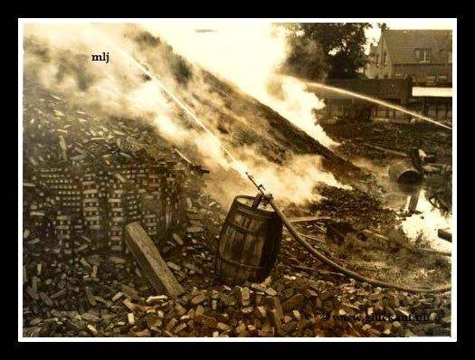 Grote bruinkolen brand te treebeek. Bij de Carisborg woedt een geweldige brand in de bruinkolen. Ruim 4000 ton briketten zijn daar aan het verbranden en men tracht langs alle zijden het vuur te bestrijden 1930.© www.gluckauf.nl