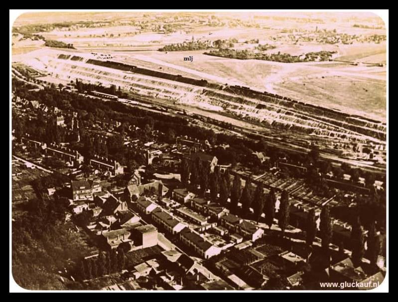 Carisborg Luchtfoto van Treebeek met op de achtergrond de bruinkoolgroeve Carisborg 1952,© Bos./www.gluckauf.nl