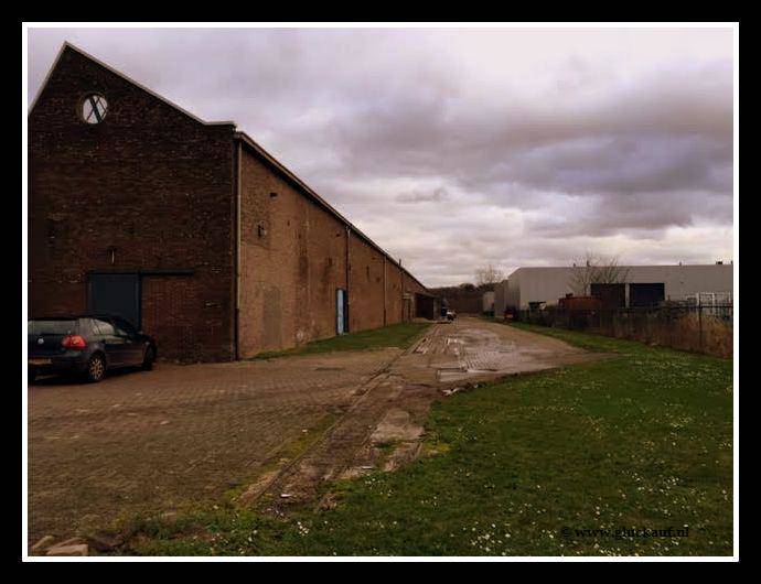 Wat er nog over is van de werkplaats en de smalrails.© www.gluckauf.nl