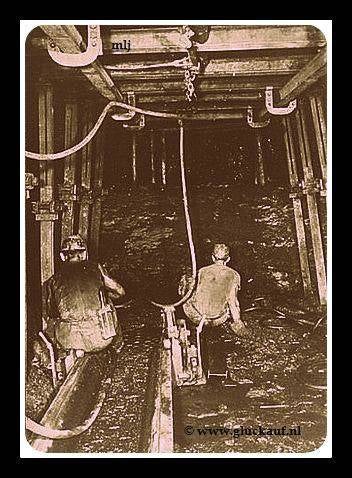 1955 boren van gaten in gesteente in een grondgalery. © www.gluckauf.nl