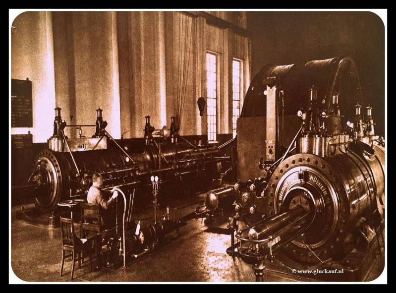 EUW! De gigantische stoom- ophaalmachine van schacht 2A op de domaniale . Een dubbele tandem- ophaalmachine met twee versteekbarekabeltrommels. Op deze trommels worden kabels , waaraan de kooien hangen, opgewonden. Uit 1947.