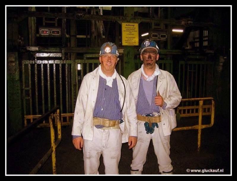 Kees en ik na terugkomst bovengronds. (Kees had zijn gezicht lekker zwart gemaakt).  © www.gluckauf.nl