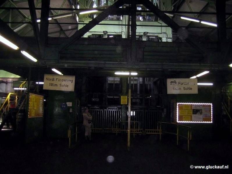 Een overzichtsfoto van de schacht met kooien, je ziet dat de linkerkooi afdaalt naar een diepte van bijna 900 meter en de rechter kooi naar een diepte van bijna 700 meter. © www.gluckauf.nl