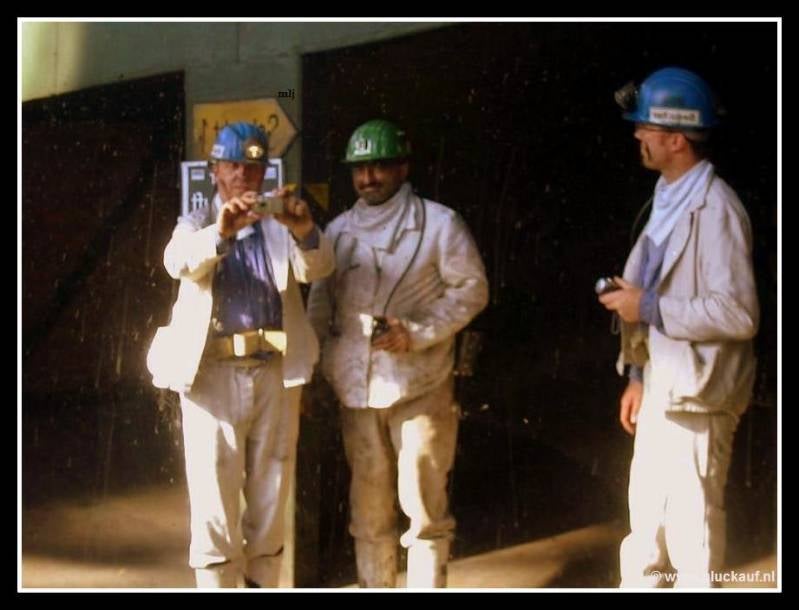 Hier maak ik na terugkomst bovengronds een foto in een spiegel die ik tegenkwam, met rechts van me de tweede  begeleider.  © www.gluckauf.nl