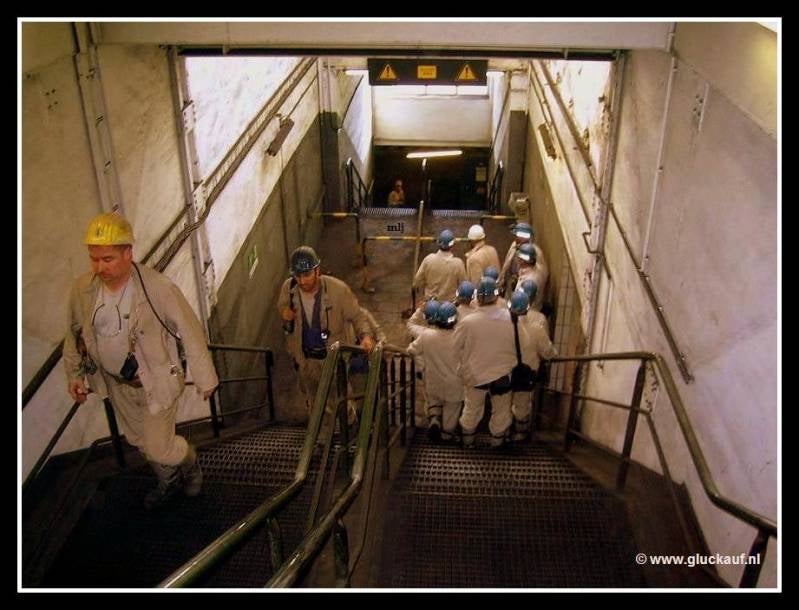 Deze foto heb ik gemaakt na het bezoek ondergronds toen we de trap afliepen naar de lampisterie om de spullen in te leveren. Aan de linkerzijde lopen de echte Duitse koempels de trap op.  © www.gluckauf.nl