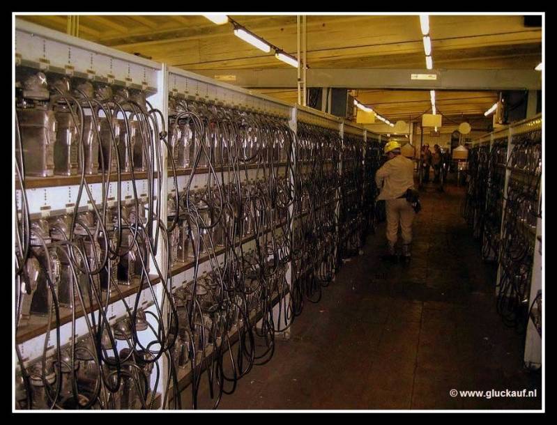 Deze foto is gemaakt in de lampisterie en op de achtergrond zie je de echte koempels, dus niet onze groep van 12 personen. © www.gluckauf.nl