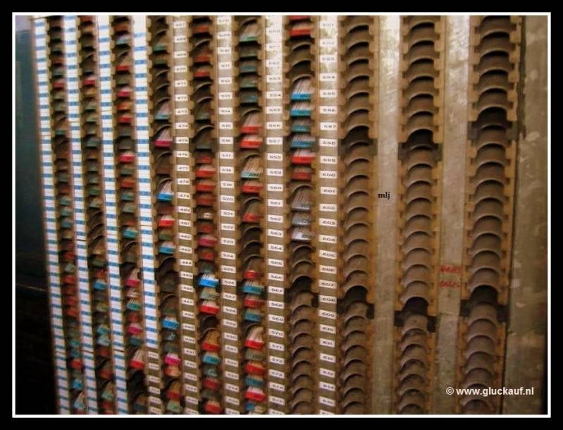 Dit is een foto van het in-en uitklok systeem van de mijn, heel wat moderner dan vroeger in de Limburgse mijnen met koperen penningen. © www.gluckauf.