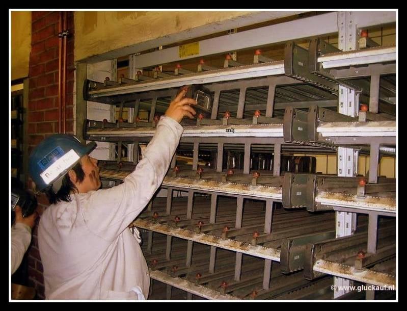 Hierop moesten we na afloop de zelfredders leggen en deze werden dan met een transportband afgevoerd. © www.gluckauf.nl