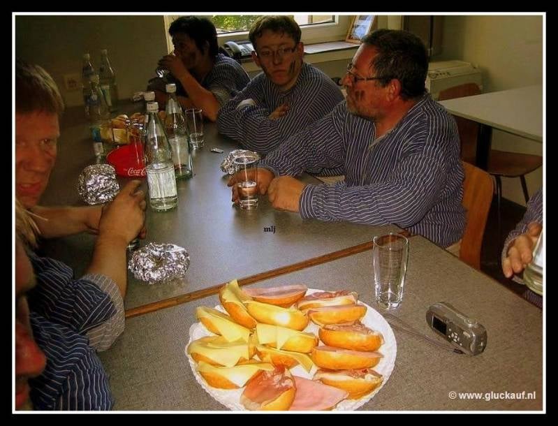 Na terugkomst bovengronds stonden de broodjes en drank al klaar voor ons.  © www.gluckauf.nl