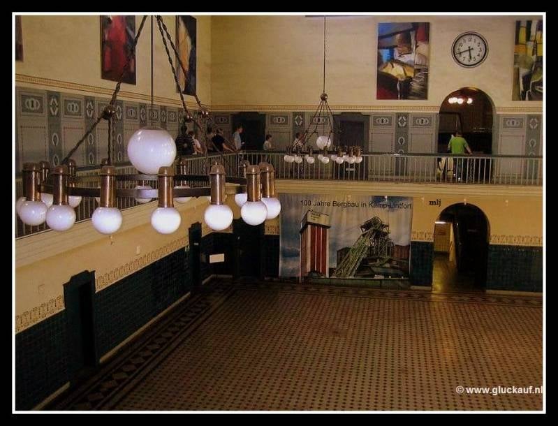 Deze foto is gemaakt in de loonhal en je ziet een deel van onze groep op de achtergrond lopen. © www.gluckauf.nl