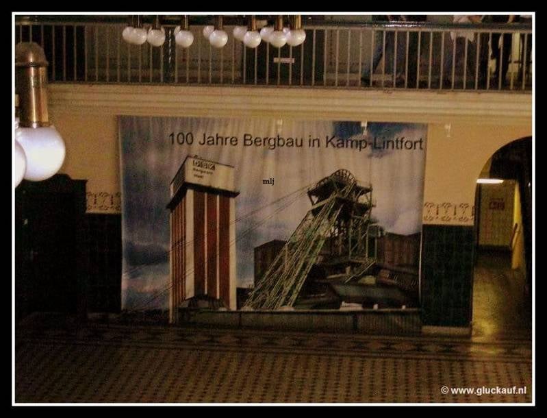 Dit zeer grote doek hing in de prachtige loonhal. © www.gluckauf.nl