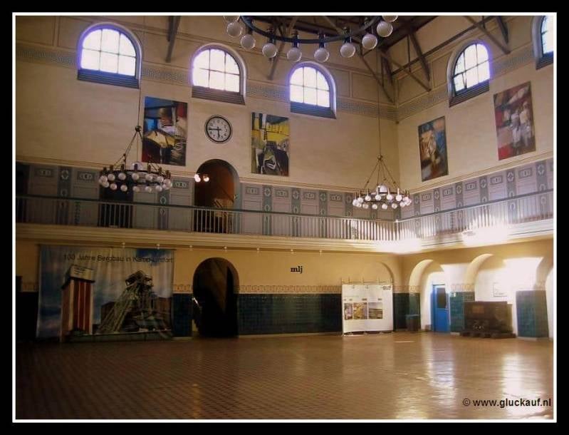 Overzichtsfoto van de loonhal, let ook op het prachtige en grote uurwerk. © www.gluckauf.nl