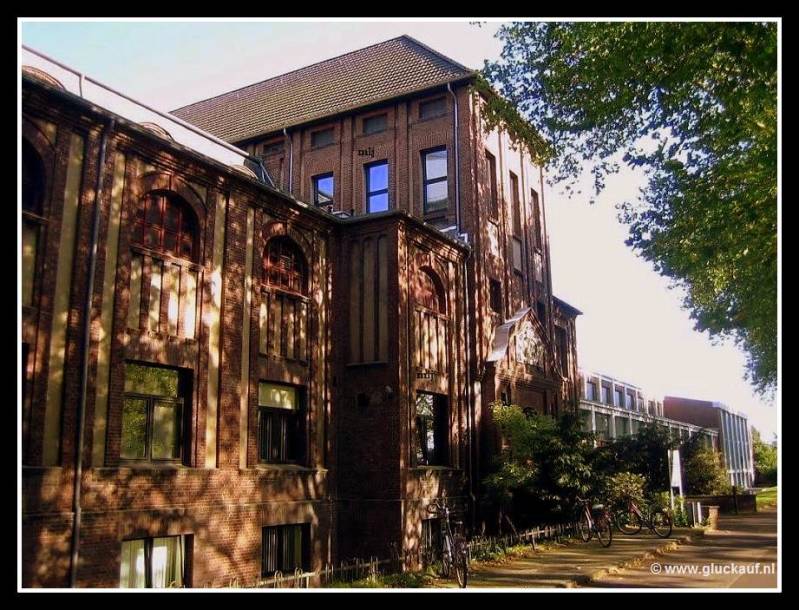 Het hoofdgebouw van de mijn met ter hoogte van de fietsen de ingang. © www.gluckauf.nl