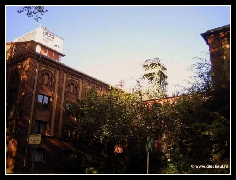 Een overzichtsfoto van de gebouwen met schachtbok en materiaalschacht. © www.gluckauf.nl