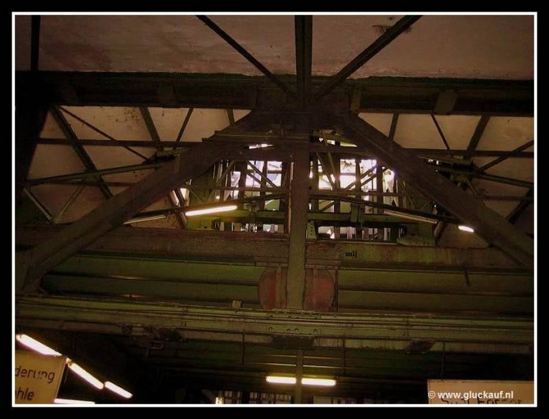 Deze foto is gemaakt bij de schacht met kooi, dit is het gedeelte boven de kooi. © www.gluckauf.nl