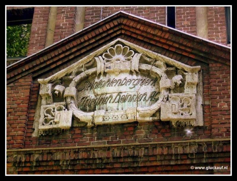 Dit ornament hing boven de hoofdingang van de mijn met de naam Friedrich Heinrich.  © www.gluckauf.nl