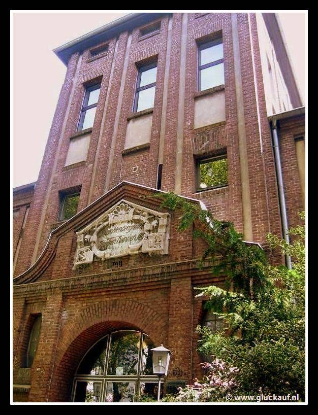 Het hoofdgebouw van de mijn met ter hoogte van de fietsen de ingang. © www.gluckauf.nl