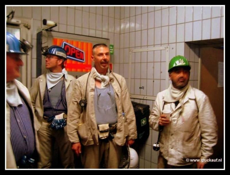 Deze foto heb ik genomen nadat we ons omgekleed hadden en reeds voorzien van helm, accu , petlamp en zelfredder. De man met de helm in zijn hand was de hoofd-begeleider van de groep en hij gaf ons na aankomst bij de mijn ook alle uitleg over de Duitse mij