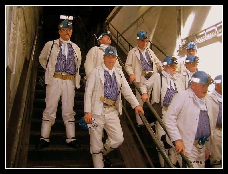 Deze foto is gemaakt tijdens de wandeling via trappen en gangen naar de schacht voordat we naar beneden gingen. Ikzelf sta links op de voorgrond. © www.gluckauf.nl