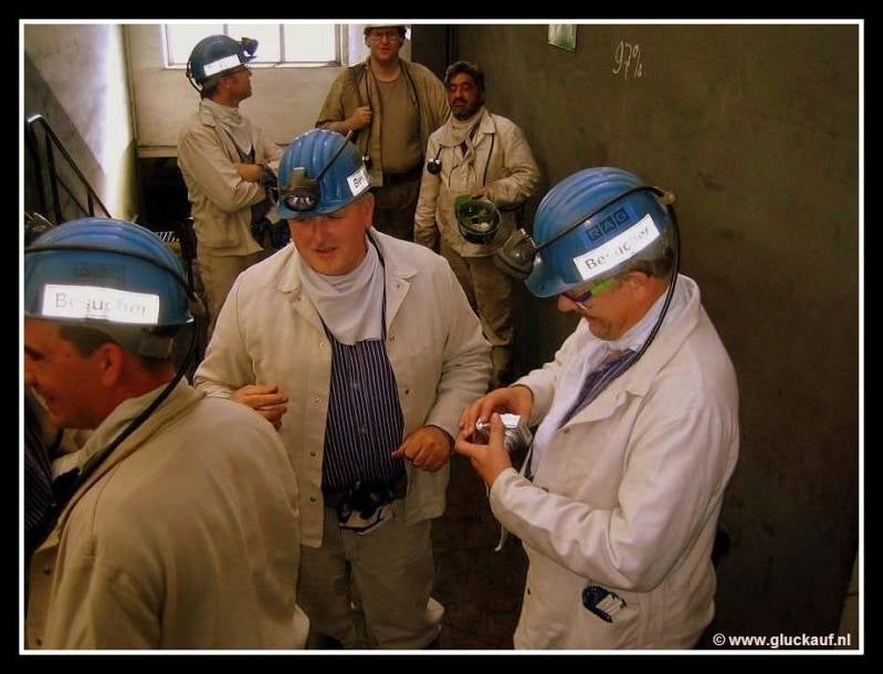 Wederom een foto met een paar mensen van onze groep, de man met de pet in zijn hand was de tweede begeleider van onze groep. © www.gluckauf.nl