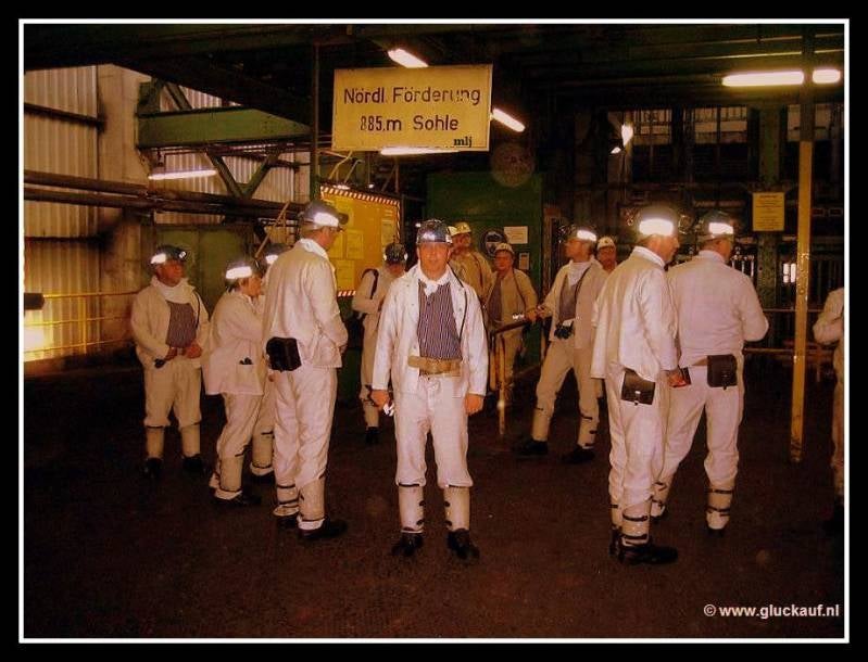 Hier een overzichtsfoto van onze groep bij aankomst bij de schacht, ikzelf sta vooraan in het midden. © www.gluckauf.nl